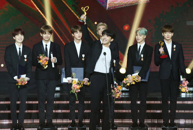 방탄소년단(BTS) 제이홉(가운데)이 24일 오후 서울 올림픽공원 올림픽홀에서 열린 ‘2018 대한민국 대중문화예술상’ 시상식에 참석해 화관문화훈장을 받은 뒤 소감을 말하고 있다. ‘대한민국 대중문화예술상’은 대중문화예술인들의 사회적 위상을 높이고 그들의 노력과 성과를 격려하기 위해 마련된 정부 포상제도이다. 2018.10.24./뉴스1