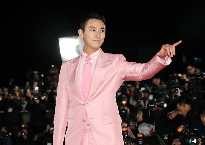 배우 주지훈이 23일 오후 서울 경희대학교 평화의 전당에서 열린 ‘제 39회 청룡영화상’ 레드카펫 행사에 참석하고 있다. 2018.11.23/뉴스1