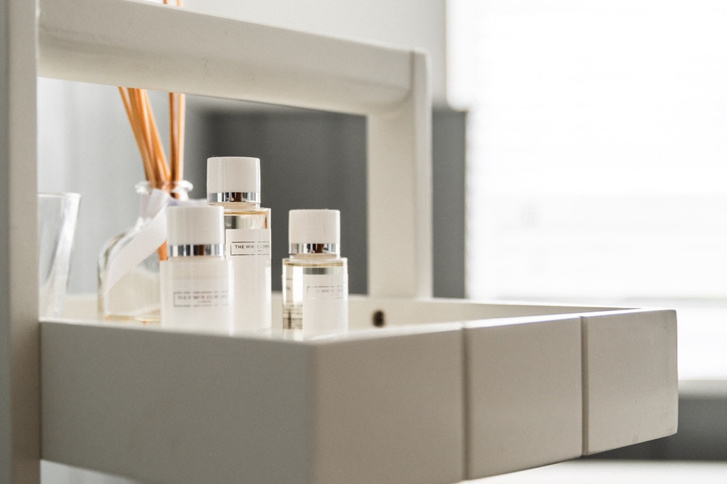 photo-1552143232-001d35395682