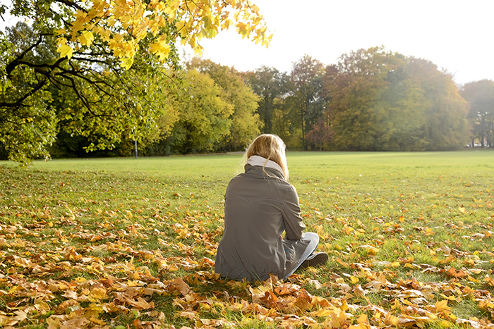 einsame  junge Frau im Park