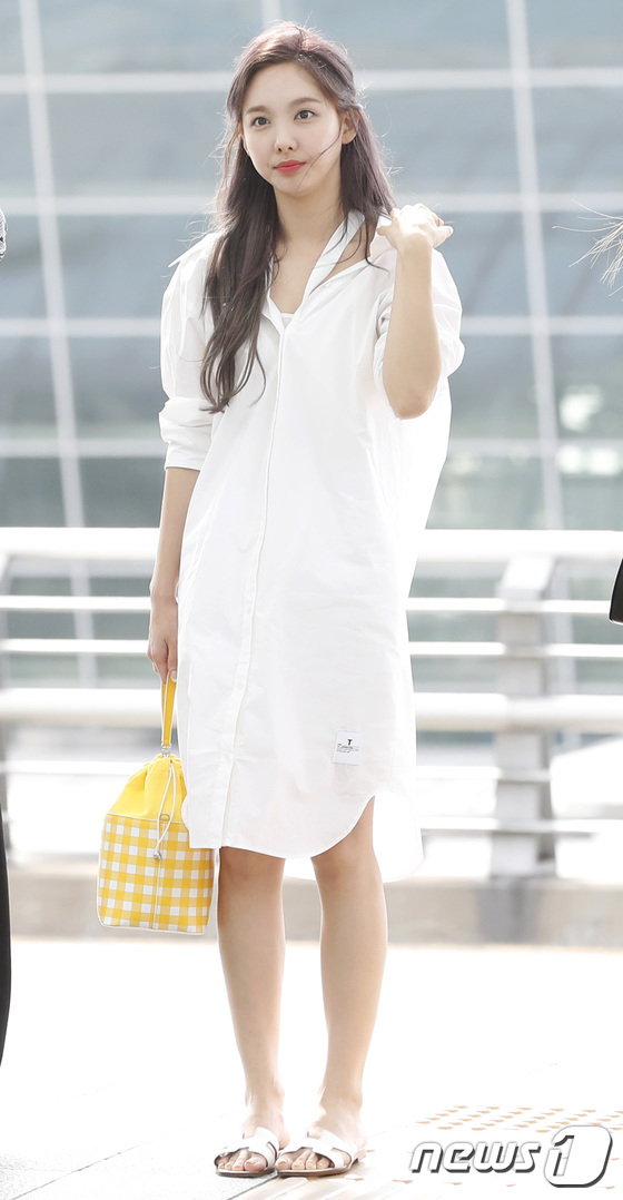 트와이스(TWICE) 나연이 16일 오전 해외 일정 참석 차 인천국제공항을 통해 말레이시아 쿠알라룸프로 출국하고 있다. 2019.8.16/뉴스1