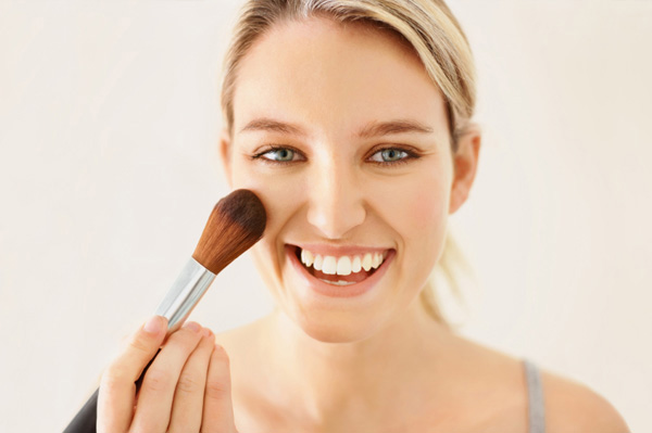 woman-applying-powder-blush_yj1mha