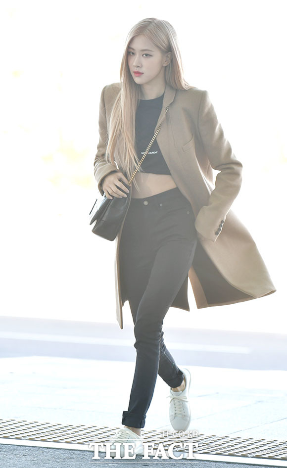 [더팩트ㅣ인천국제공항=이덕인 기자] 걸그룹 블랙핑크의 로제가 프랑스 파리 해외일정 참석차 23일 오전 인천국제공항 제2터미널 출국장으로 향하고 있다.